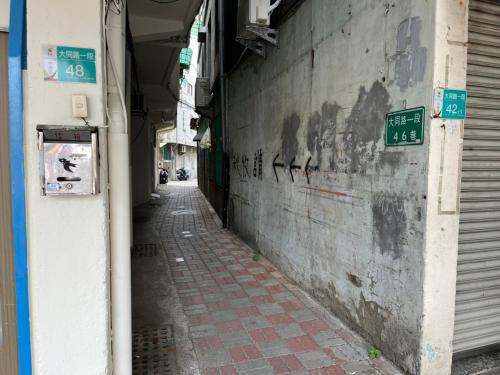 台南南惰 的建筑物一侧有标志的小巷