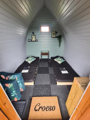 DerwenDelightful Camping Pod in Snowdonia, North Wales.的一间房间,设有三张双层床