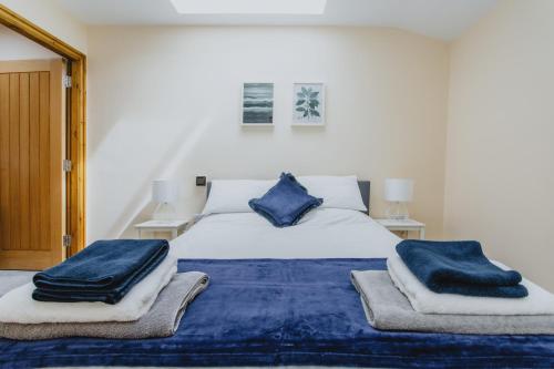 诺丁汉Spacious 2nd Floor Apartment - King Size Bed & Free Parking的一间卧室配有一张带蓝色毛巾的床