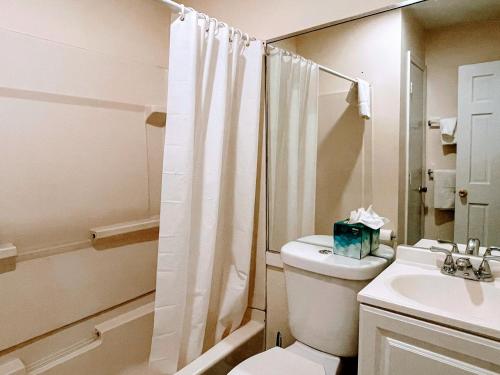 波士顿Copley House Extended Stay的浴室配有卫生间、盥洗盆和淋浴。