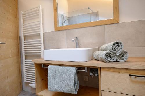 马伦格Der Luemerhof的浴室配有盥洗盆、镜子和毛巾