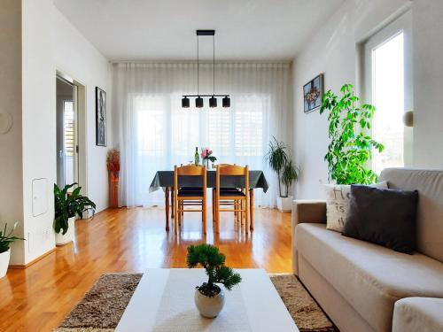 乌马格Apartment Violetta-Punta的客厅配有桌子和沙发