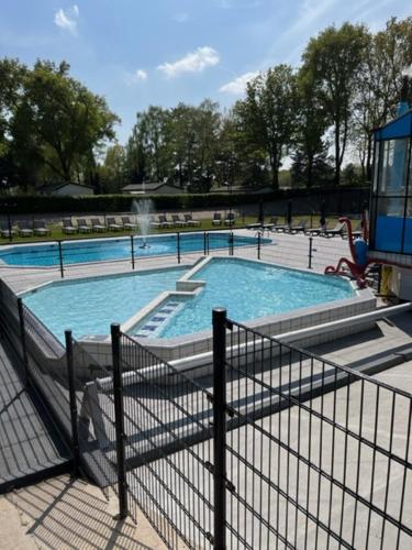 瓦赫宁根Chalet vakantie Wageningen的公园内一个带喷泉的大型游泳池