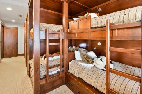 帕克城Arrowleaf Lodge - 3 Bed Condo #302的一间卧室配有双层床。