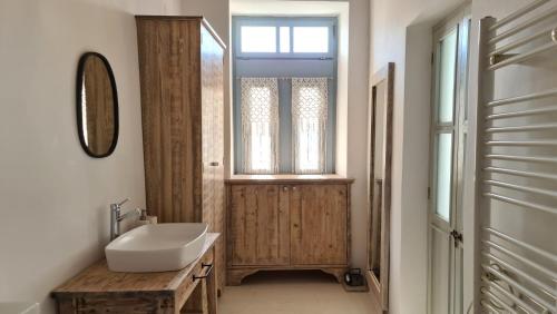 帕诺尔莫斯斯科派洛斯Townhouse Christos的一间带水槽和镜子的浴室以及窗户。