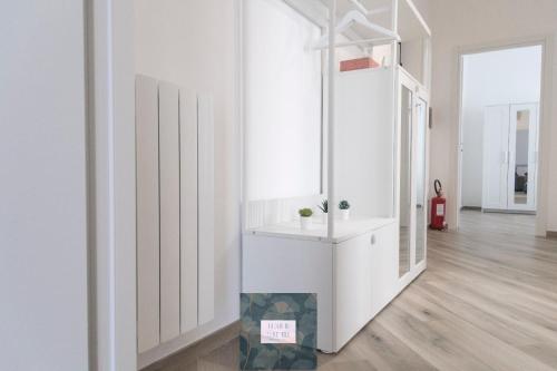 奥斯蒂亚·安提卡La casa di Elia e Italo的白色的客房设有水槽和镜子