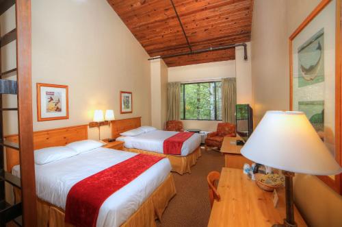 海伦尤尼科伊州立公园及旅馆的一间卧室配有两张床和一张带台灯的桌子