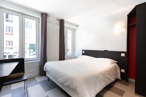巴黎Hotel Mimosa Paris的卧室配有白色的床和2扇窗户。