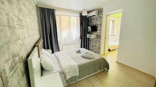 库塔伊西Guest House Royal Comfort With Terrace的酒店客房设有床和窗户。