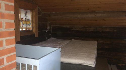 OutokumpuKönölä的小木屋内的一个床位