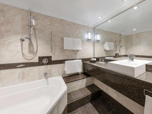 悉尼铂尔曼海德公园酒店的一间浴室