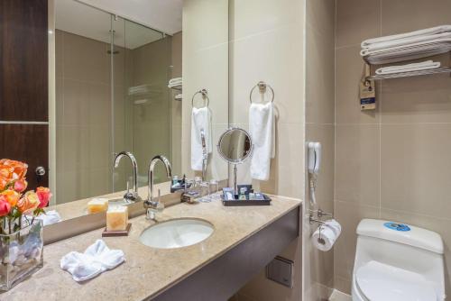 所奈斯特巴耶杜帕尔旅馆的一间浴室