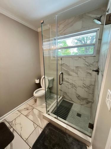 亚特兰大Atlanta Unit 2 Room 2 - Peaceful Private Bedroom Private Bathroom Suite的带淋浴和卫生间的浴室