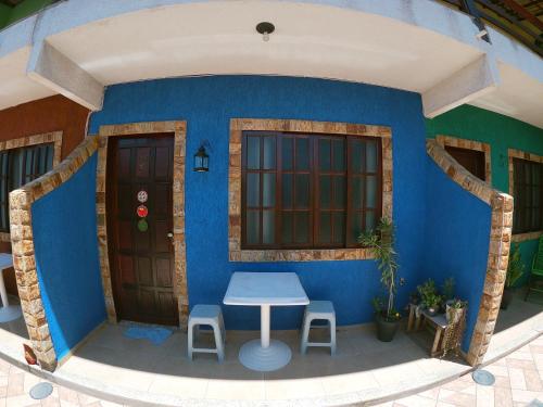 里约达欧特拉斯Vila da Drika的蓝色的房间,配有一张桌子和两张凳子