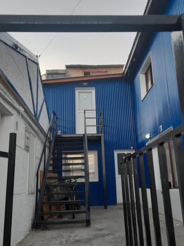 乌斯怀亚AzulTDF的蓝色的建筑,楼梯通往门