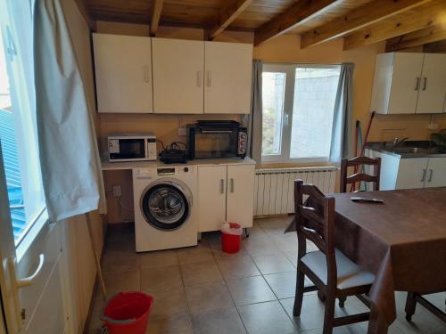 乌斯怀亚AzulTDF的厨房配有洗衣机和微波炉。
