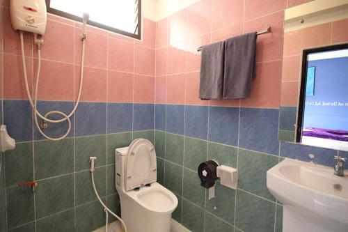 曼谷Kaya Place的一间带卫生间和水槽的浴室