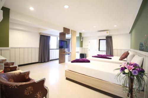 曼谷Kaya Place的酒店客房设有两张床和电视。