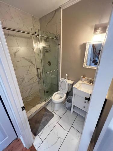 亚特兰大Atlanta Unit 2 Room 3 - Private Bedroom with Private Bathroom的带淋浴、卫生间和盥洗盆的浴室
