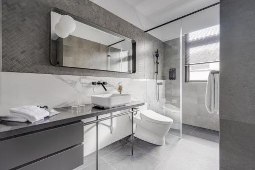 台北The Denizen 真寓的一间带水槽、卫生间和镜子的浴室
