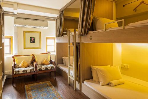 新加坡Atelier的客房设有两张双层床和一张沙发。
