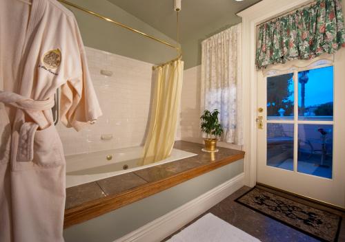旧金山旧金山旅馆的带浴缸的浴室和窗户。