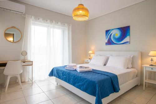 新马克立Kima: Relaxing beach home next to sparkling waters的一间卧室配有带毛巾的床