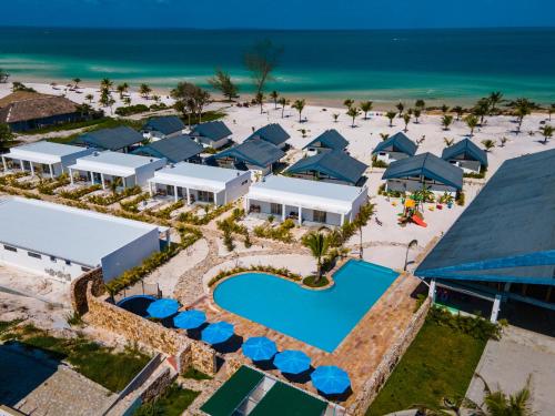 瓜隆岛You&Me Resort的享有度假胜地的空中景致,设有游泳池和海滩