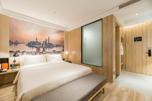 上海外滩老码头亚朵酒店客房内的一张或多张床位