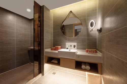 西安西安浐灞国际会展中心亚朵酒店的一间带水槽和镜子的浴室