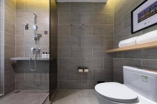 南昌南昌红谷滩铜锣湾广场亚朵酒店的一间带卫生间和淋浴的浴室