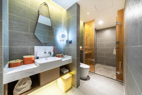 贵阳观山湖市政府亚朵酒店的一间浴室