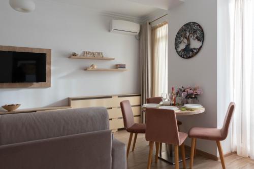 马马亚Apartament Le Bonheur的客厅配有桌椅和沙发
