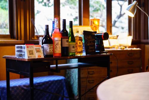 别府山田別庄的一张桌子,上面放有瓶装葡萄酒和玻璃