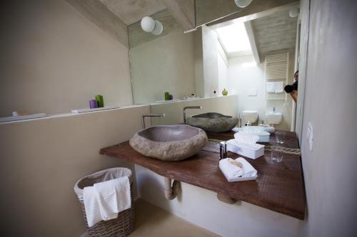 Montà卡萨阿梅日卡尼酒店的一间带两个盥洗盆和大镜子的浴室