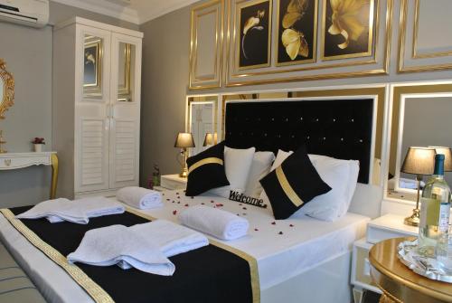 伊斯坦布尔Emirhan Guesthouse & Suites的一间卧室配有一张大床和毛巾