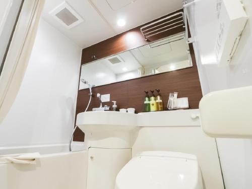 新泻HOTEL LiVEMAX Niigata Ekimae的浴室配有白色卫生间和盥洗盆。