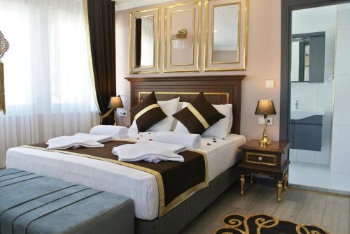 伊斯坦布尔Emirhan Guesthouse & Suites的一间卧室配有一张大床和毛巾