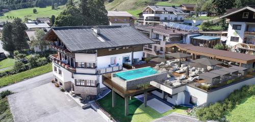 萨尔巴赫The Poolhouse Boutique Lodge的享有带游泳池的房屋的空中景致