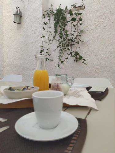 埃尔切德拉谢拉Casa Rural Casa Sagasta的一张桌子,上面放着盘子和一杯橙汁
