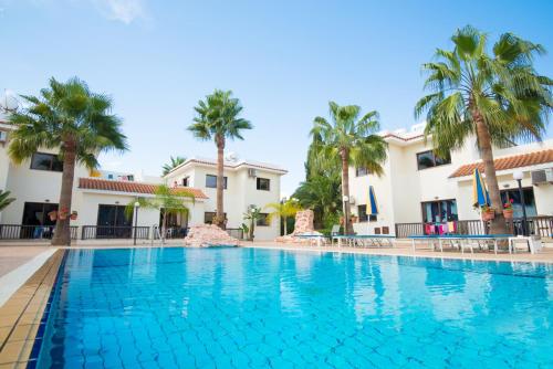 阿依纳帕Amethyst Napa Hotel & Spa的棕榈树度假村的游泳池