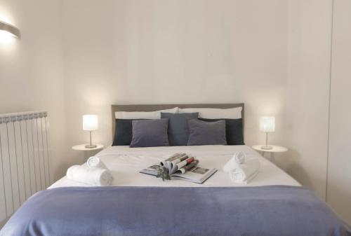米兰Il Cortile di Milano的一间卧室配有一张大床和两盏灯