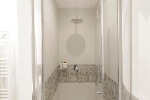 米兰Il Cortile di Milano的带淋浴和盥洗盆的白色浴室