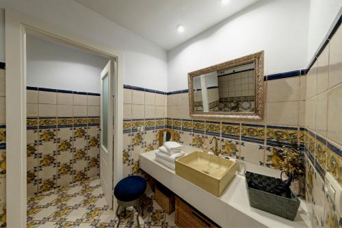 TerradesLa Fornal的一间带水槽和镜子的浴室