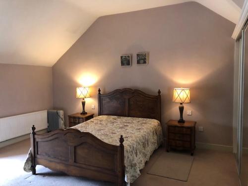 凯尔斯2 Bed Courtyard Apartment at Rockfield House Kells in Meath - Short Term Let的一间卧室配有一张大床和两盏灯。