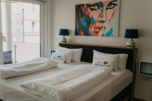 沃尔特湖畔佩莎赫Luxury Apartment Weisses Rössl Residenzen的墙上画画的房间里设有两张床