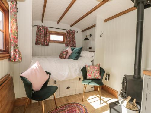 科廷厄姆Ewes Welcome的一间小卧室,配有一张床和两把椅子