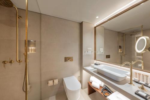 蓬塔德尔加达大西洋亚速尔格兰德酒店的一间带水槽和镜子的浴室