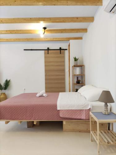 Ágios RókkosZaira's Apartment Corfu Town的一间卧室设有一张大床和一扇木门