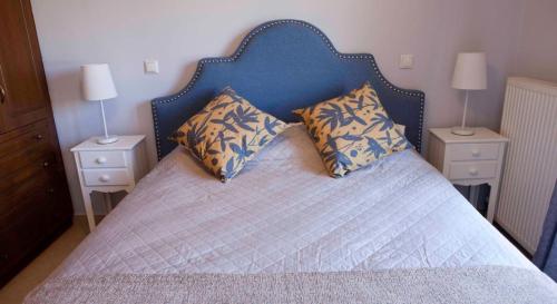EngaresVilla Stelianna的一间卧室配有一张床、两个床头柜和两盏灯。